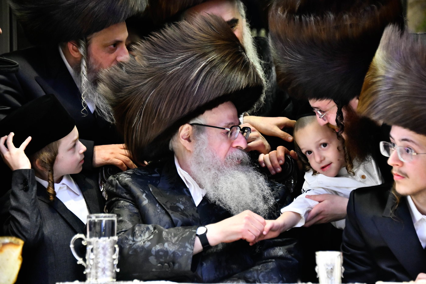 האדמו"ר מצאנז קלויזנבורג בנישואי נכדת הרב עזריאל טאובר