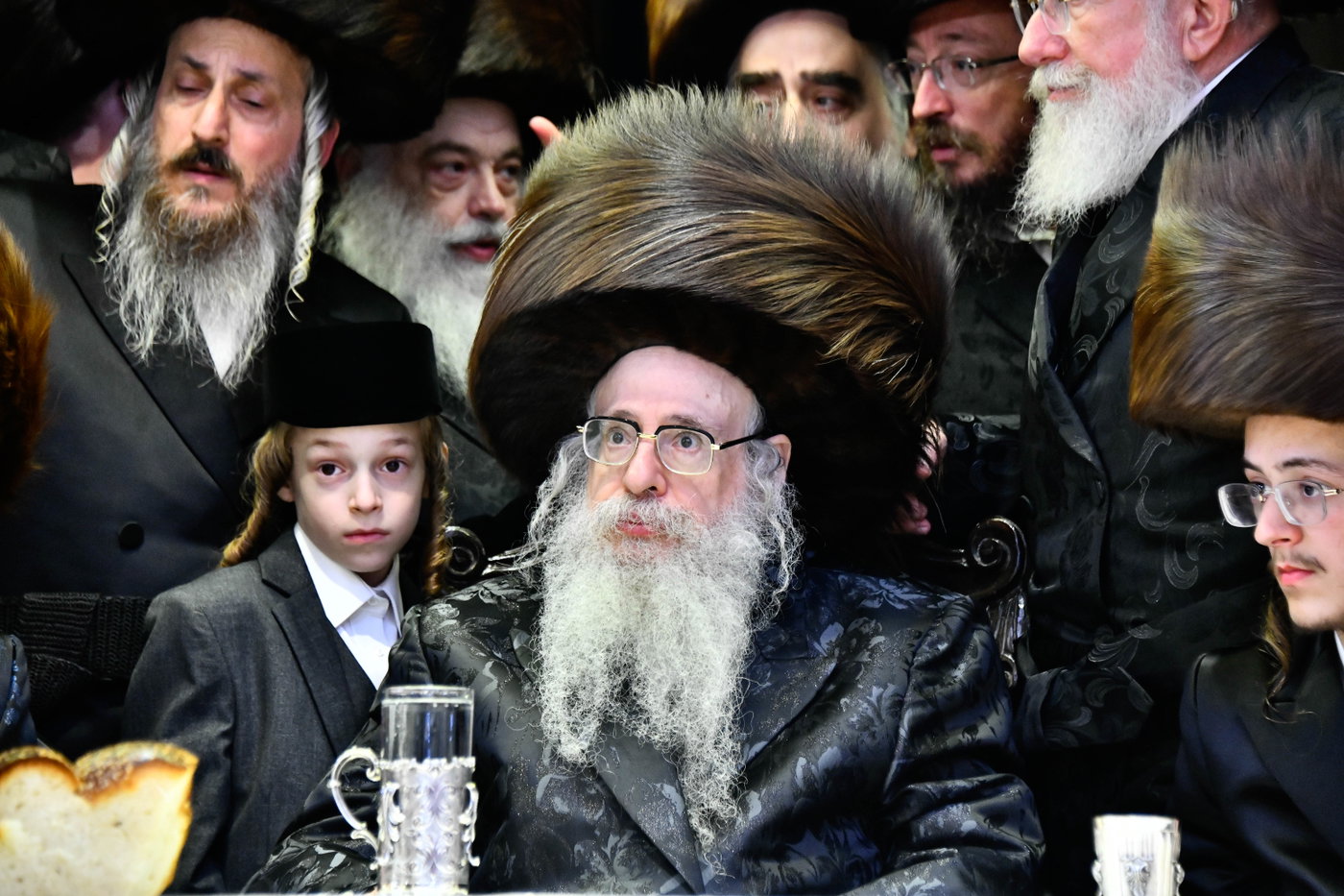 האדמו"ר מצאנז קלויזנבורג בנישואי נכדת הרב עזריאל טאובר