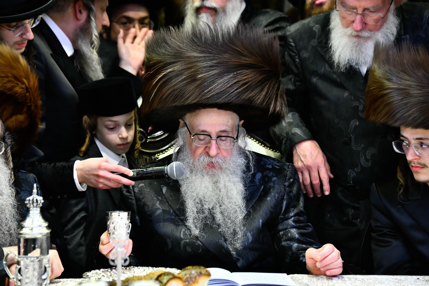 האדמו"ר מצאנז קלויזנבורג בנישואי נכדת הרב עזריאל טאובר