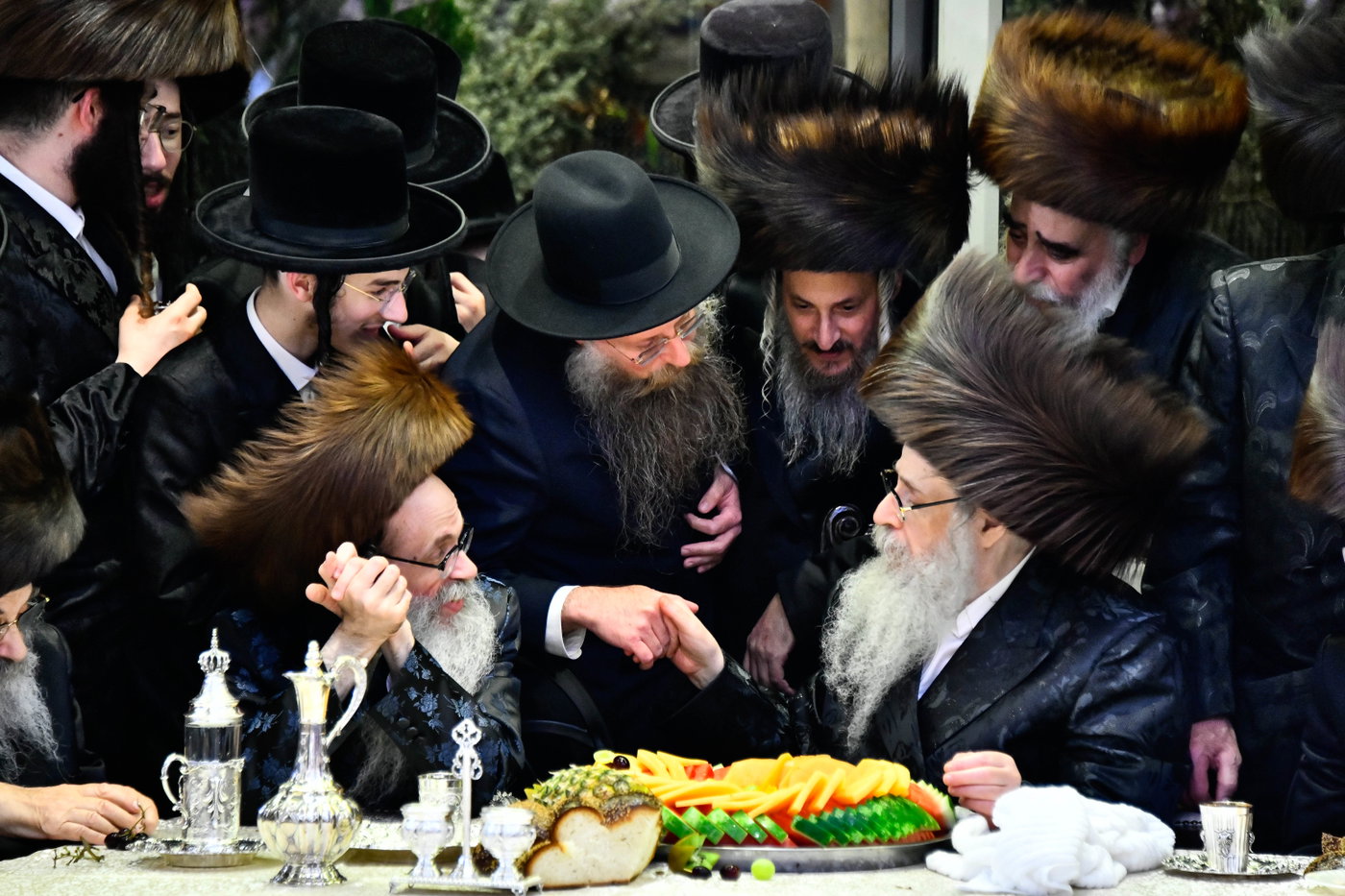 האדמו"ר מצאנז קלויזנבורג בנישואי נכדת הרב עזריאל טאובר