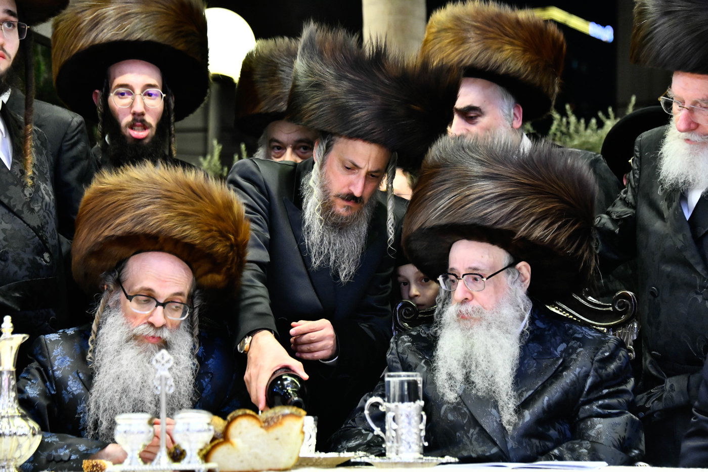 האדמו"ר מצאנז קלויזנבורג בנישואי נכדת הרב עזריאל טאובר