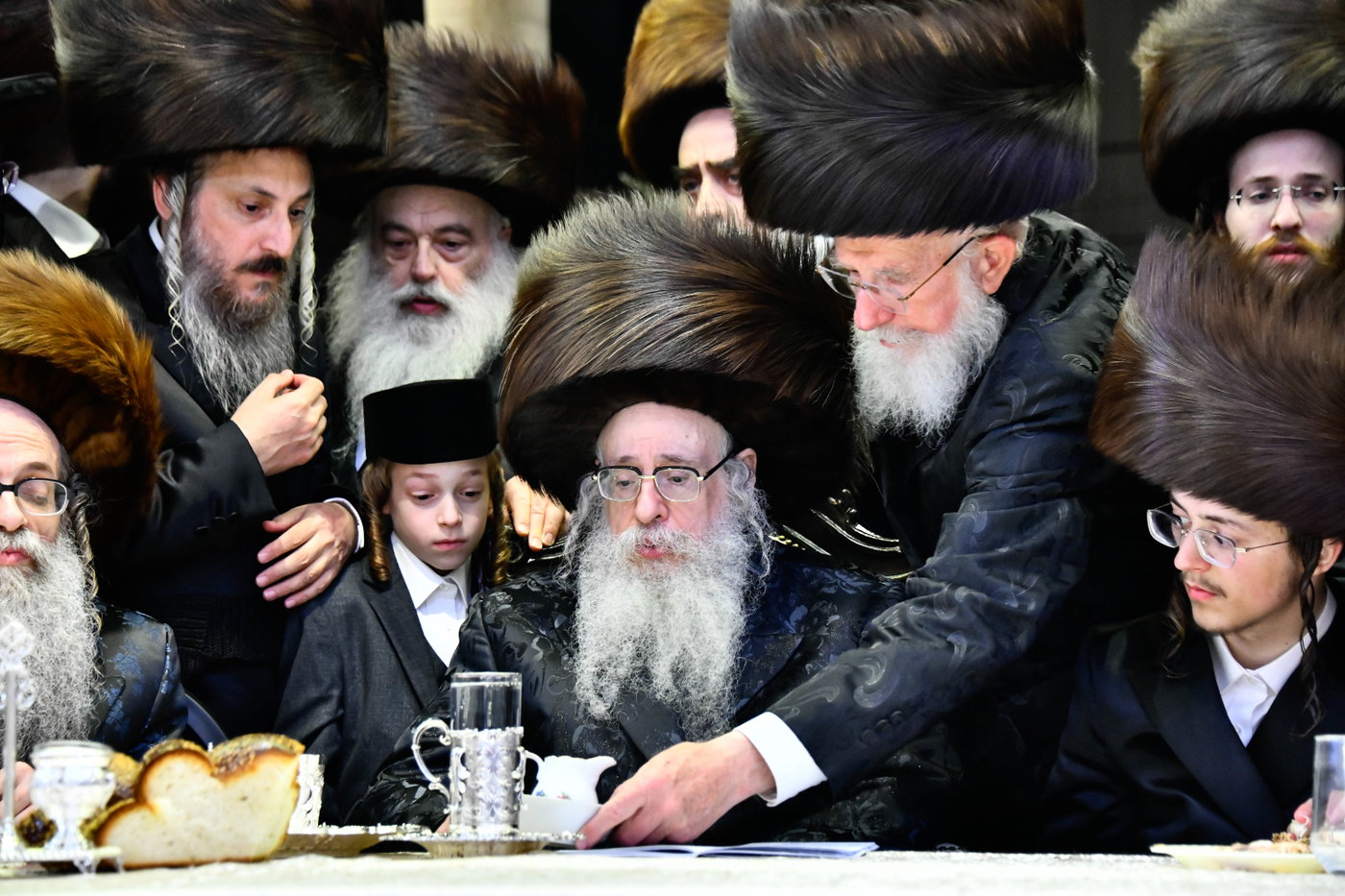האדמו"ר מצאנז קלויזנבורג בנישואי נכדת הרב עזריאל טאובר