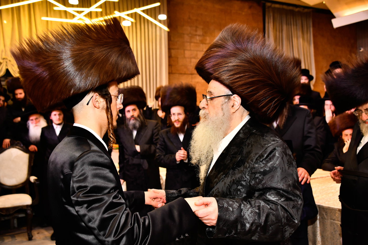 האדמו"ר מצאנז קלויזנבורג בנישואי נכדת הרב עזריאל טאובר