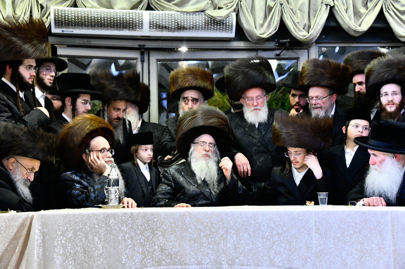האדמו"ר מצאנז קלויזנבורג בנישואי נכדת הרב עזריאל טאובר