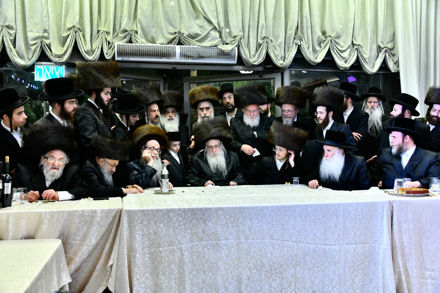 האדמו"ר מצאנז קלויזנבורג בנישואי נכדת הרב עזריאל טאובר