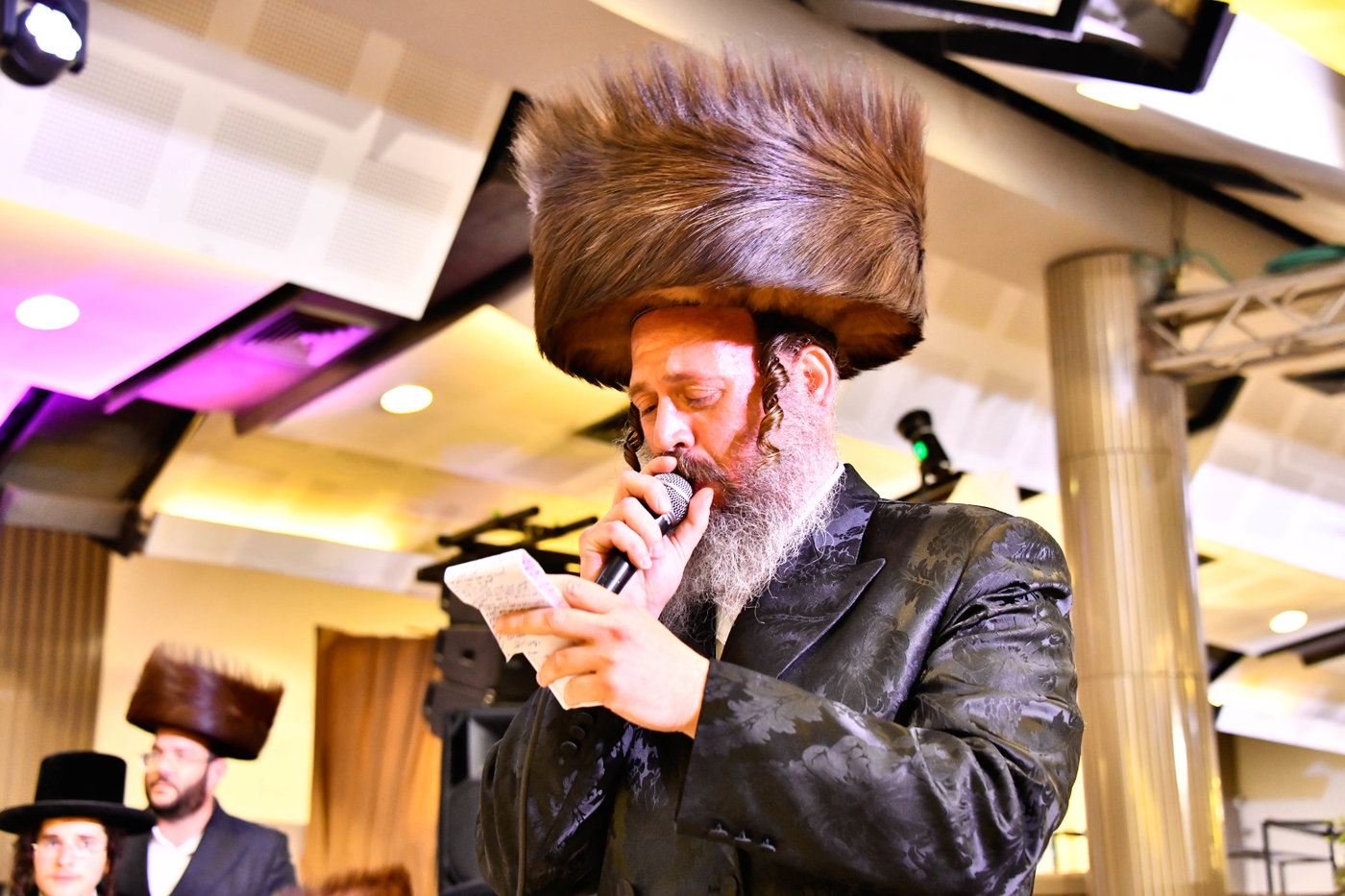 האדמו"ר מצאנז קלויזנבורג בנישואי נכדת הרב עזריאל טאובר