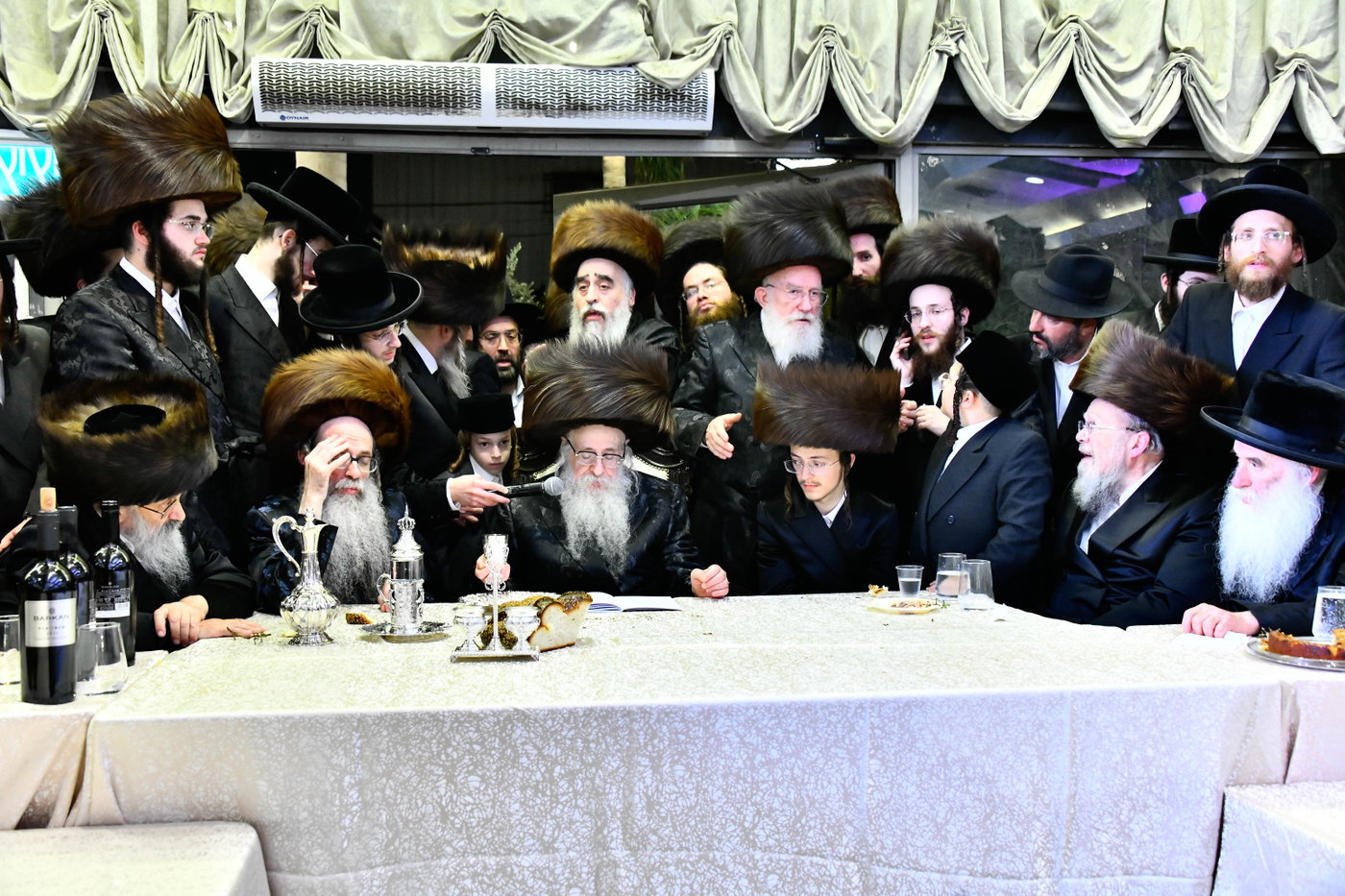 האדמו"ר מצאנז קלויזנבורג בנישואי נכדת הרב עזריאל טאובר