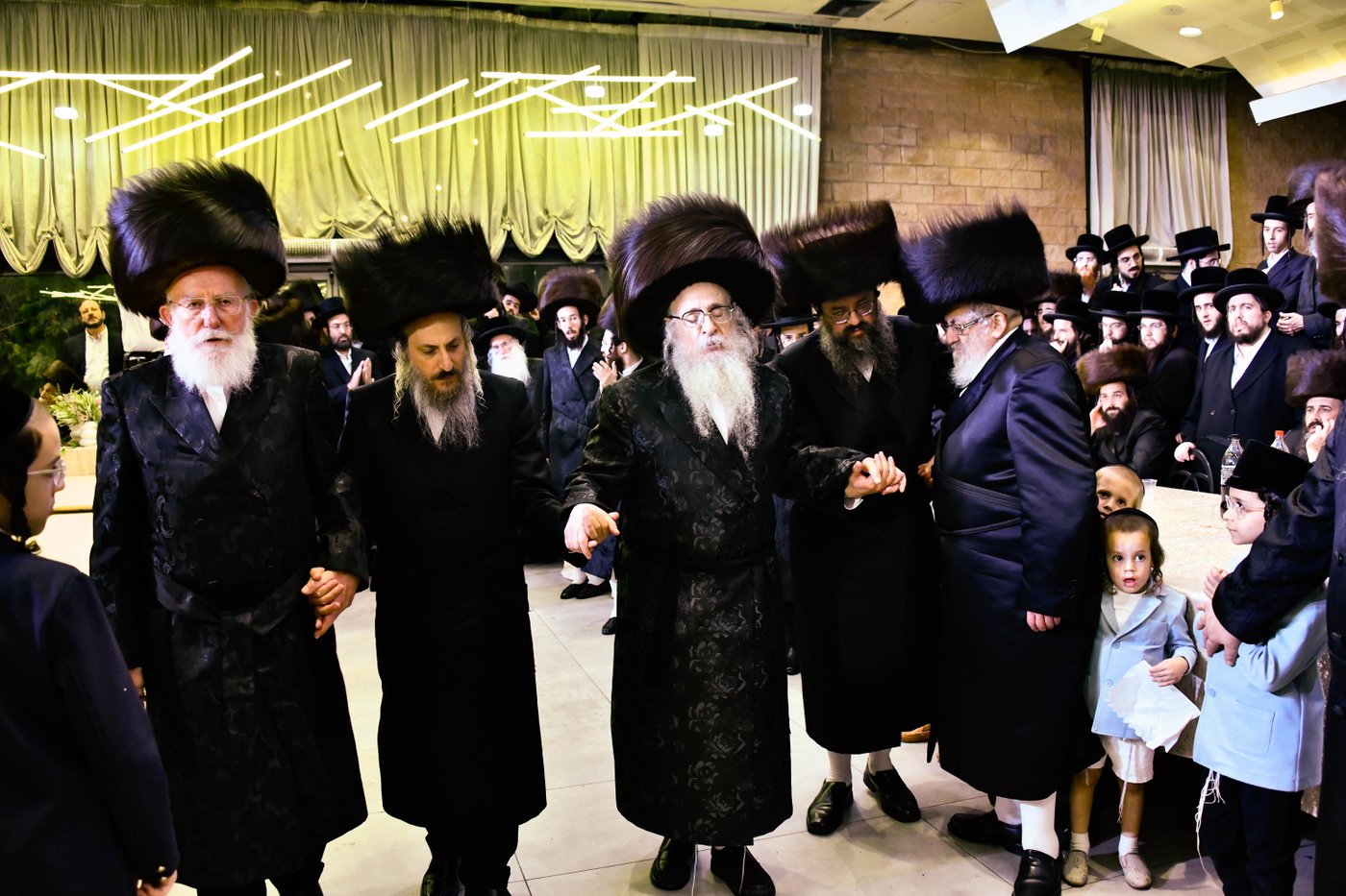 האדמו"ר מצאנז קלויזנבורג בנישואי נכדת הרב עזריאל טאובר