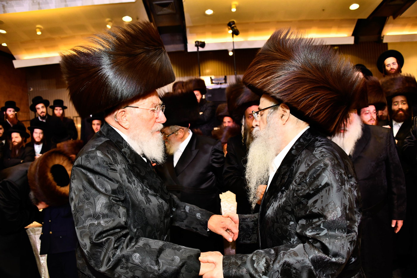 האדמו"ר מצאנז קלויזנבורג בנישואי נכדת הרב עזריאל טאובר