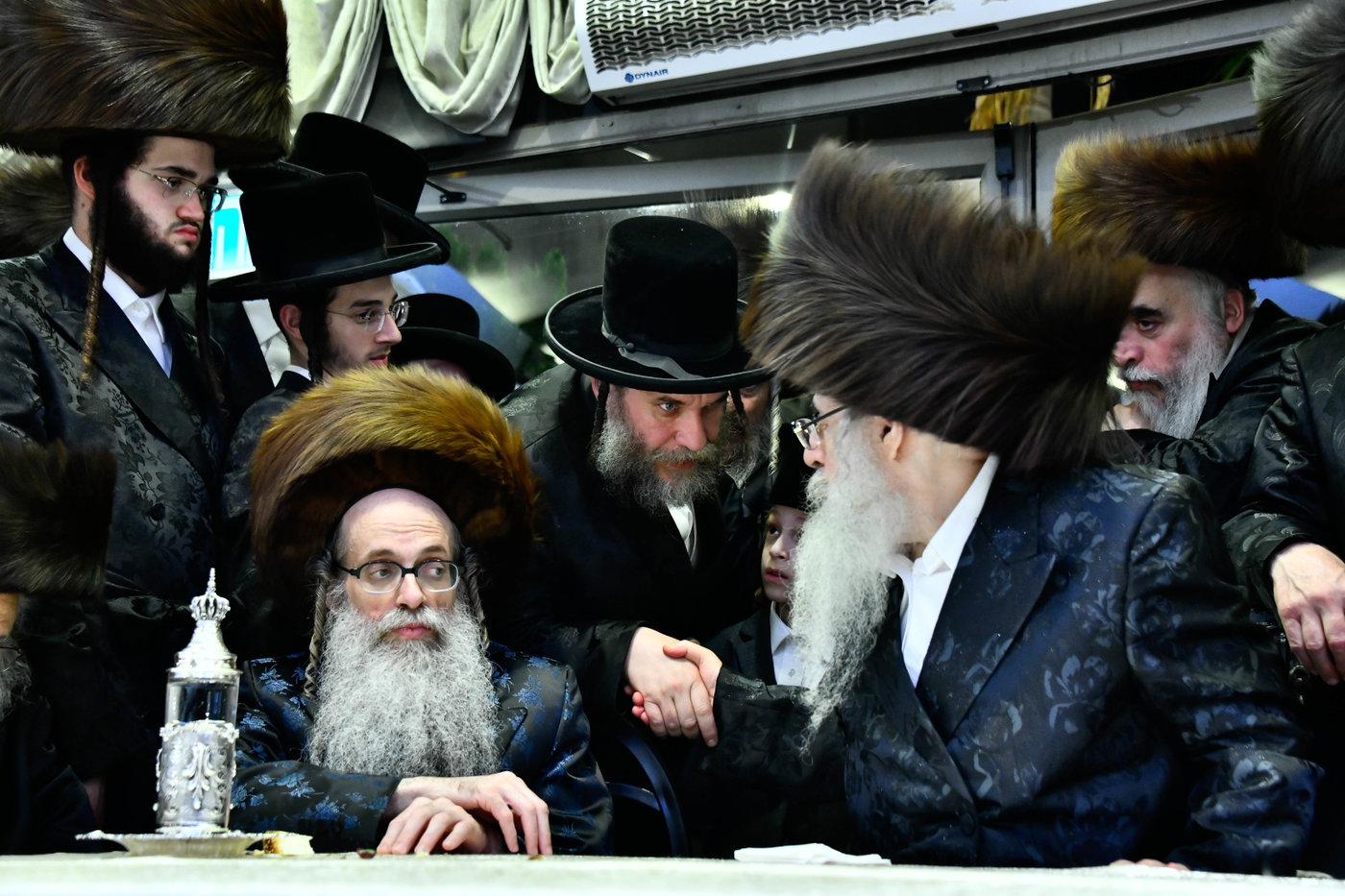 האדמו"ר מצאנז קלויזנבורג בנישואי נכדת הרב עזריאל טאובר