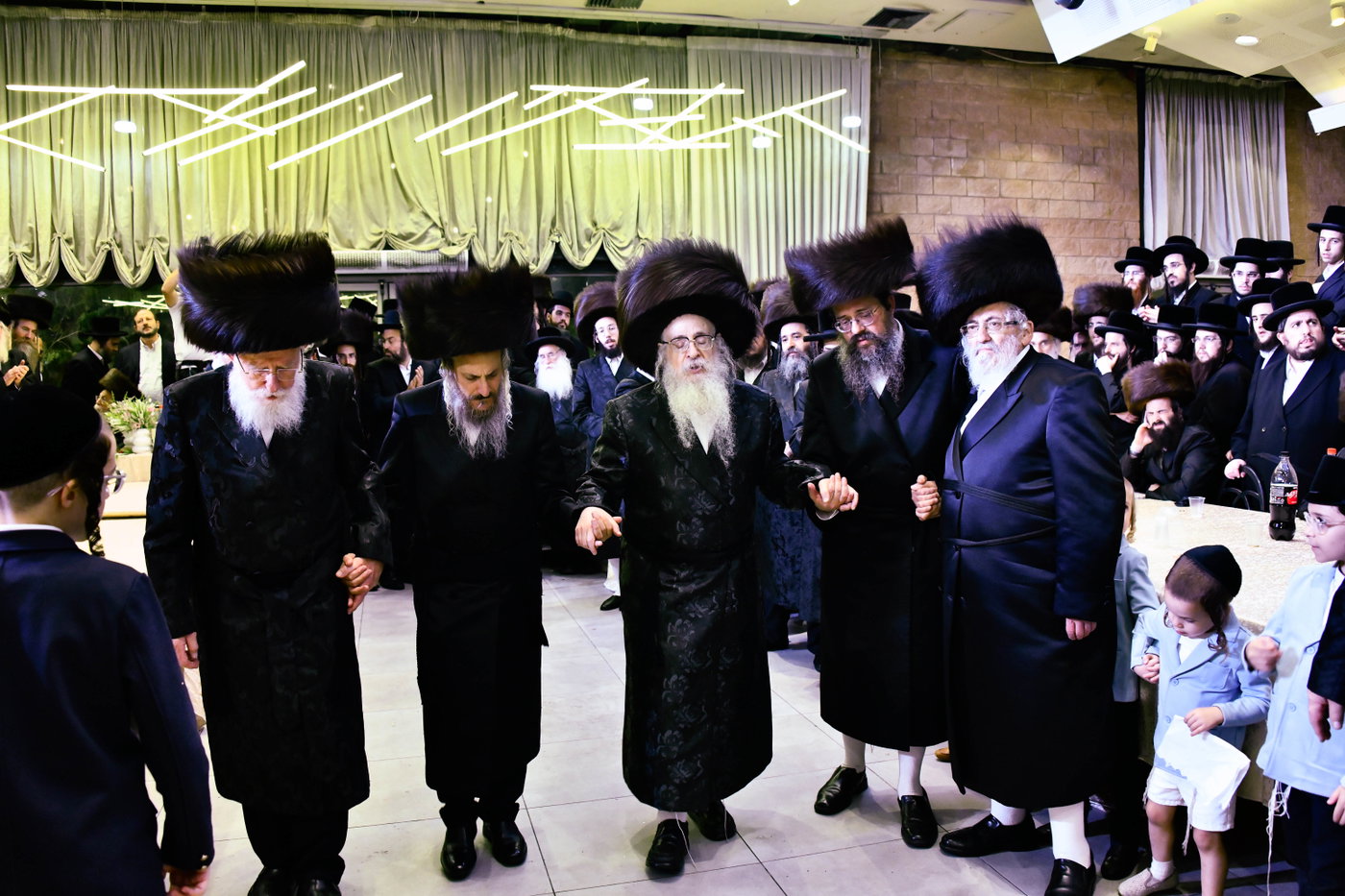 האדמו"ר מצאנז קלויזנבורג בנישואי נכדת הרב עזריאל טאובר