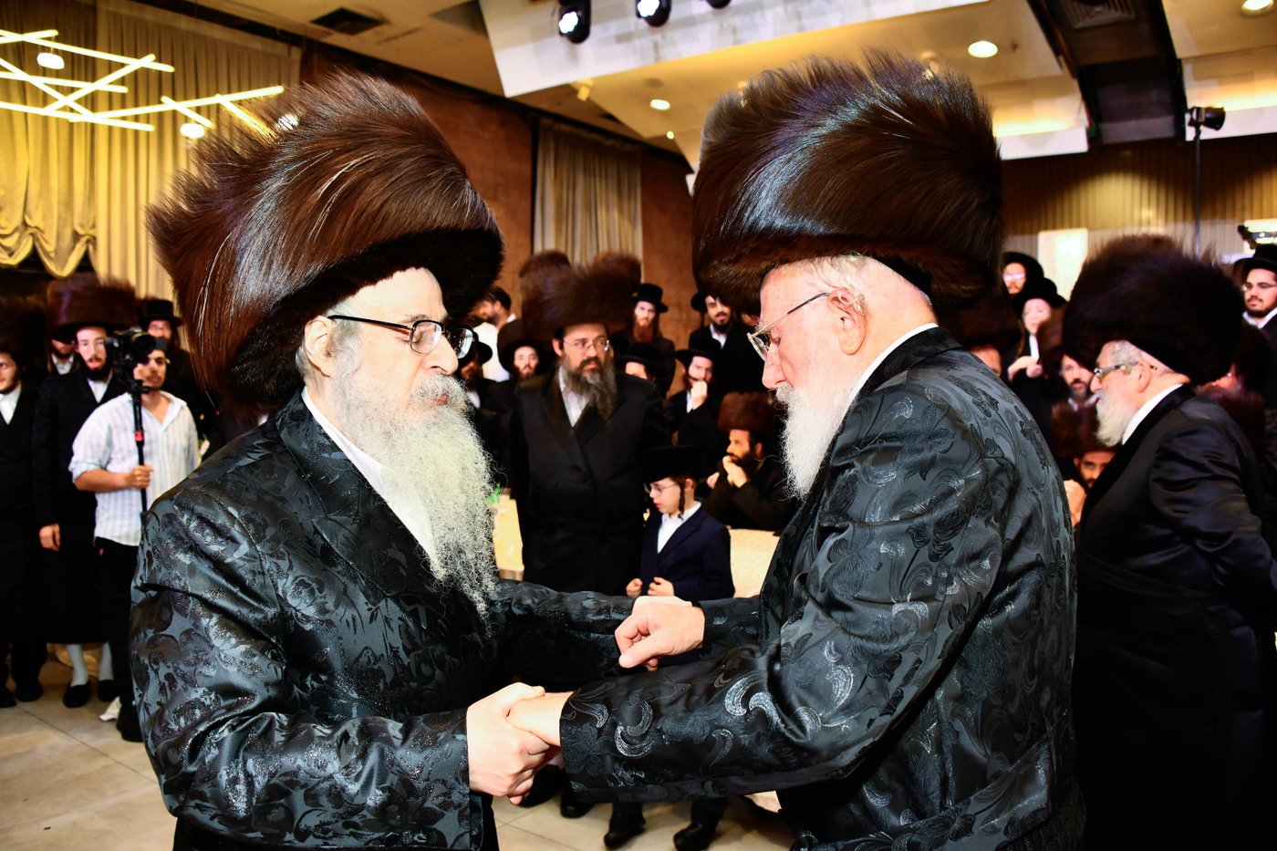 האדמו"ר מצאנז קלויזנבורג בנישואי נכדת הרב עזריאל טאובר