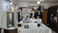 ונתן לנו את תורתו. בני משפחת בן חמו, הזוכים המאושרים, נושאים את ספר התורה