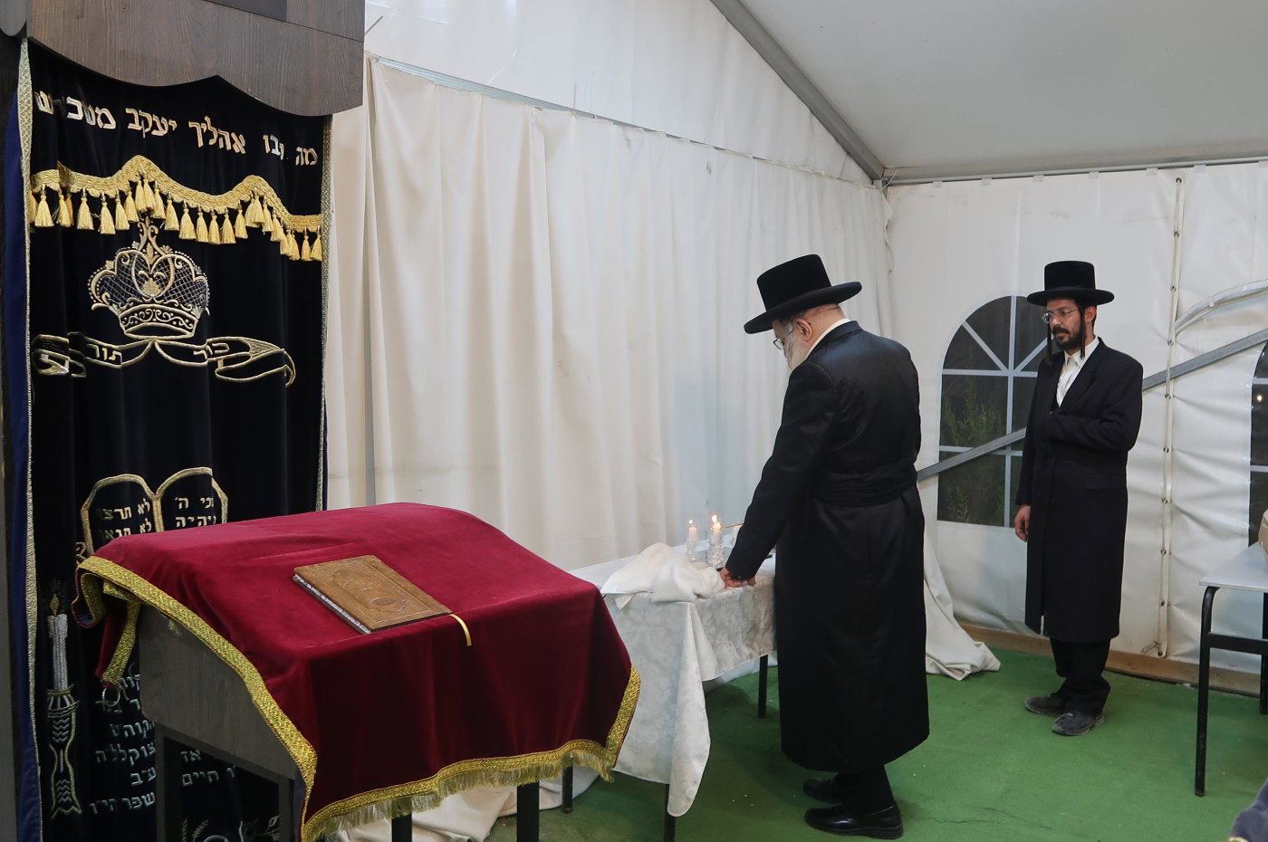 האדמו"ר מנדבורנה בביקור בבית שמש