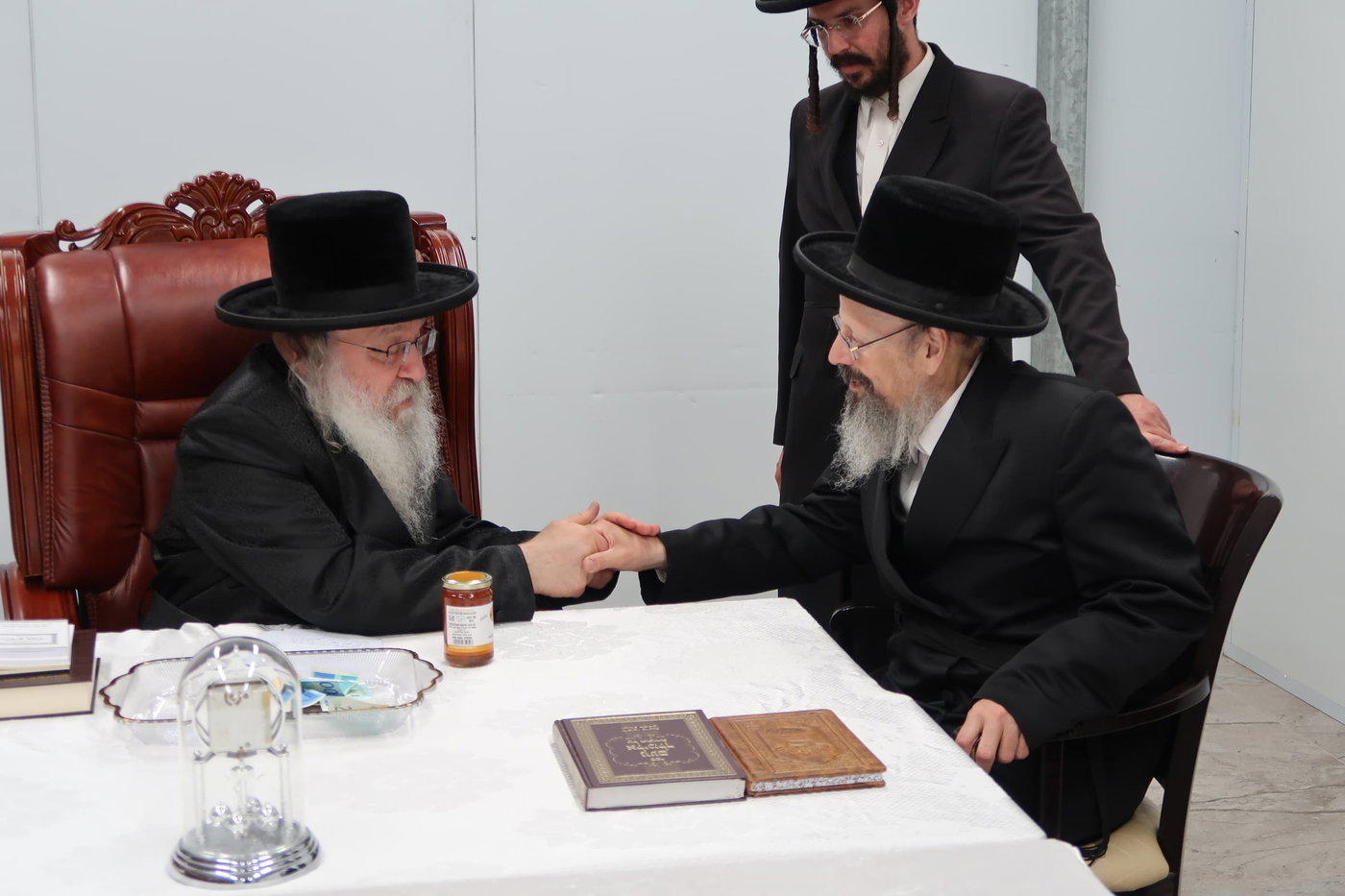 האדמו"ר מנדבורנה בביקור בבית שמש