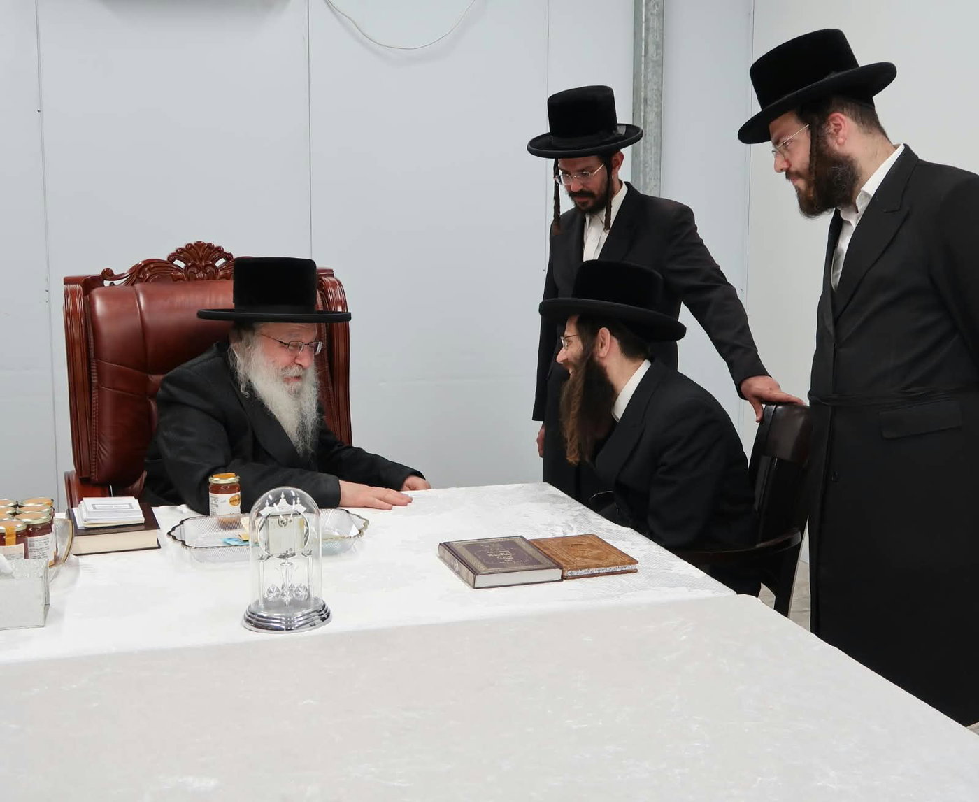 האדמו"ר מנדבורנה בביקור בבית שמש