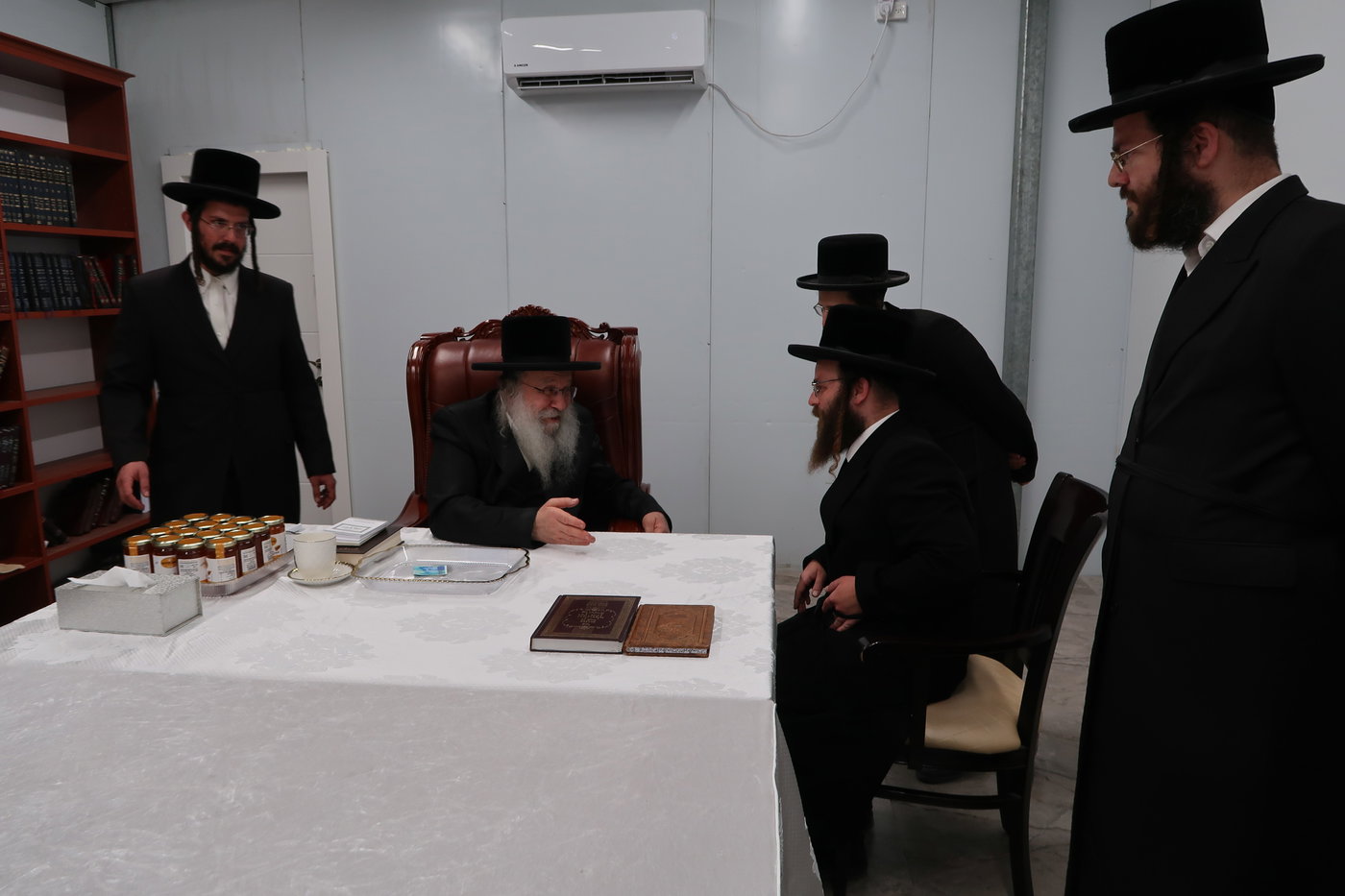 האדמו"ר מנדבורנה בביקור בבית שמש