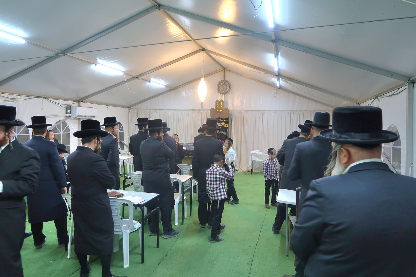 האדמו"ר מנדבורנה בביקור בבית שמש