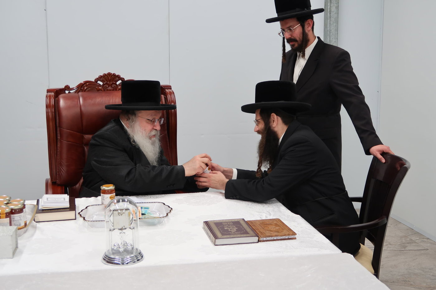 האדמו"ר מנדבורנה בביקור בבית שמש