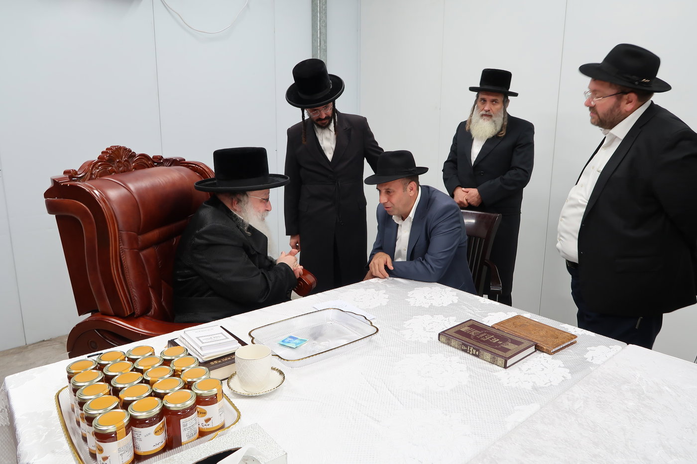 האדמו"ר מנדבורנה בביקור בבית שמש