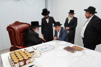 האדמו"ר מנדבורנה בביקור בבית שמש