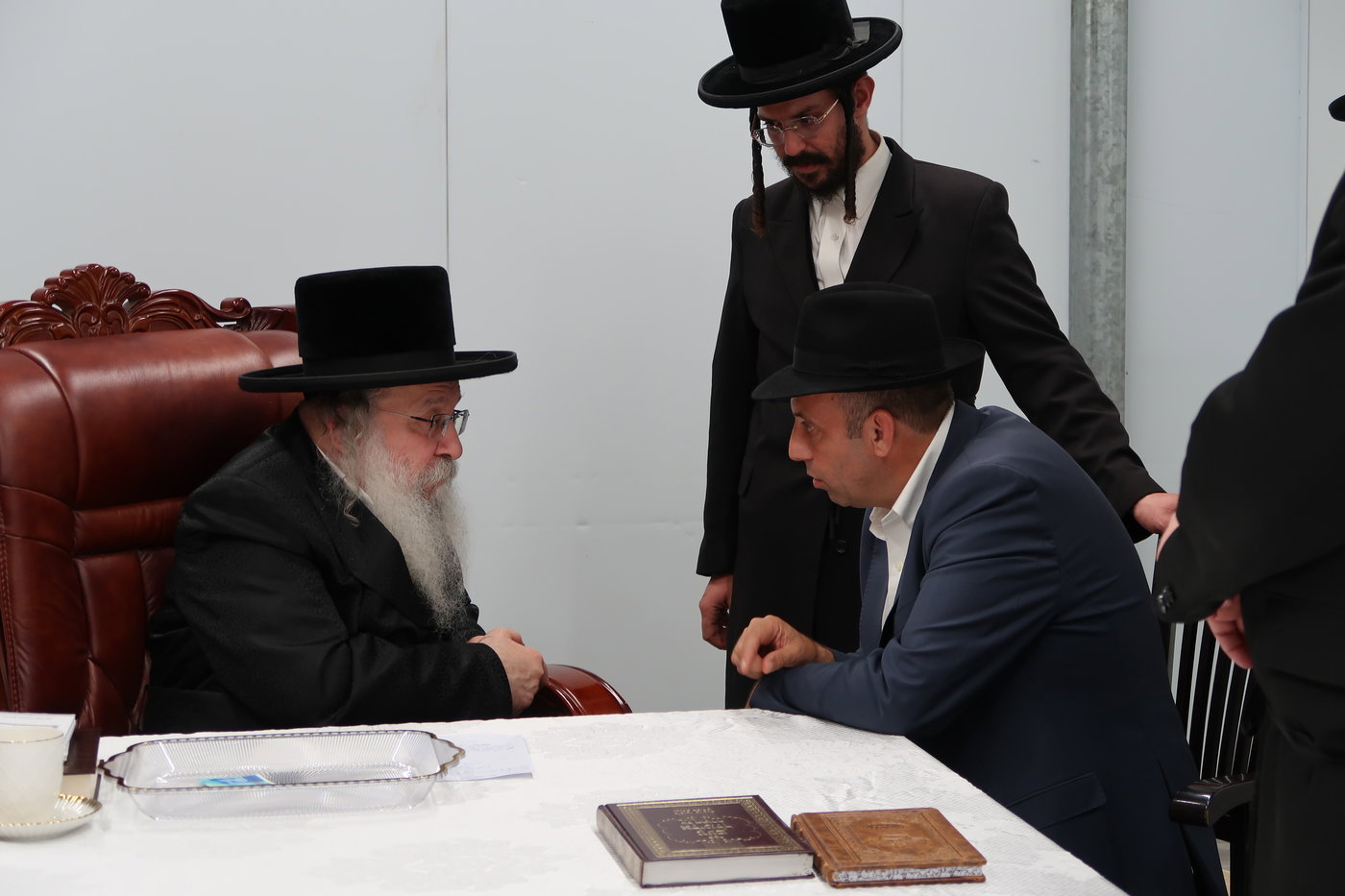 האדמו"ר מנדבורנה בביקור בבית שמש