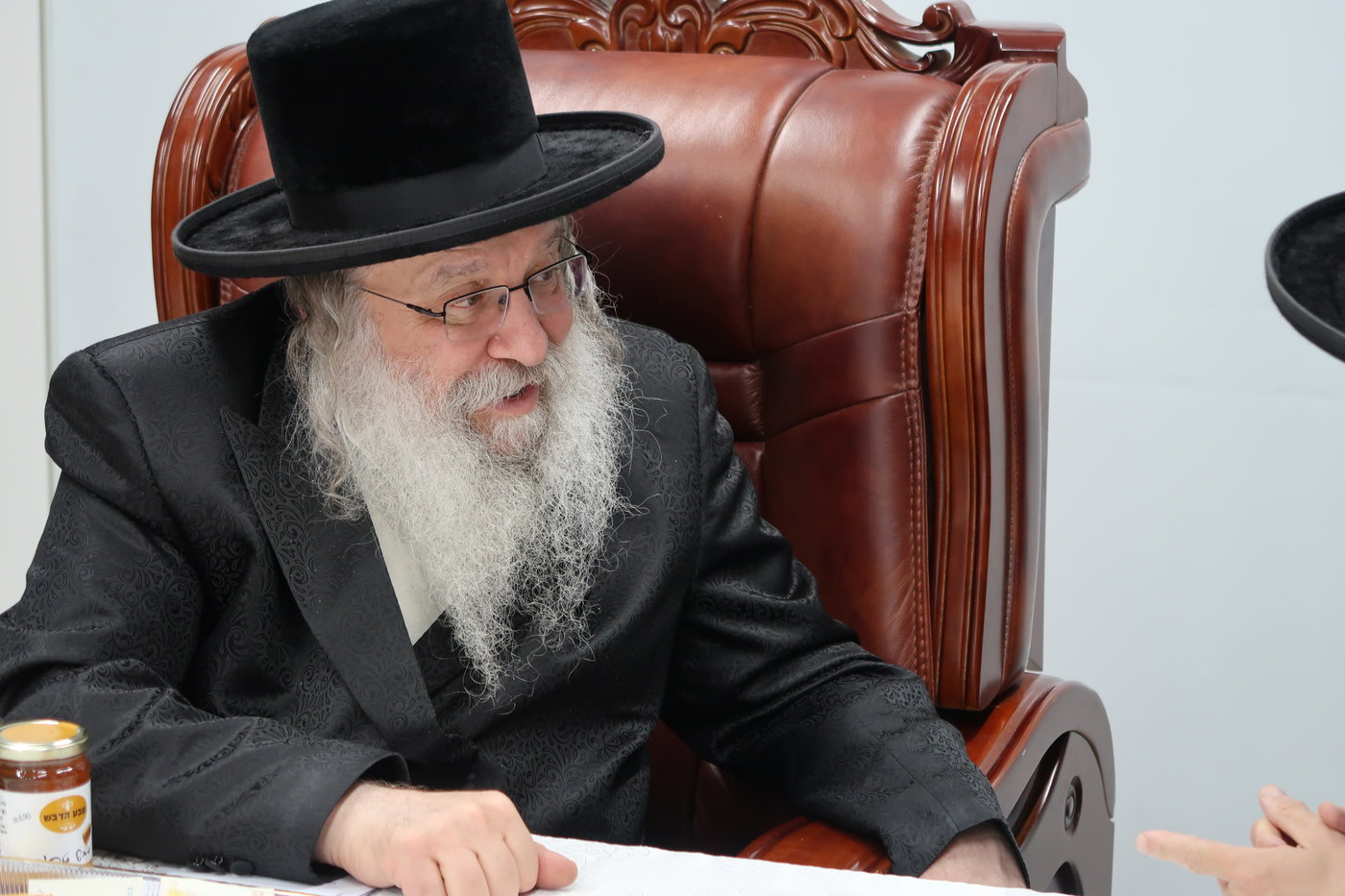 האדמו"ר מנדבורנה בביקור בבית שמש