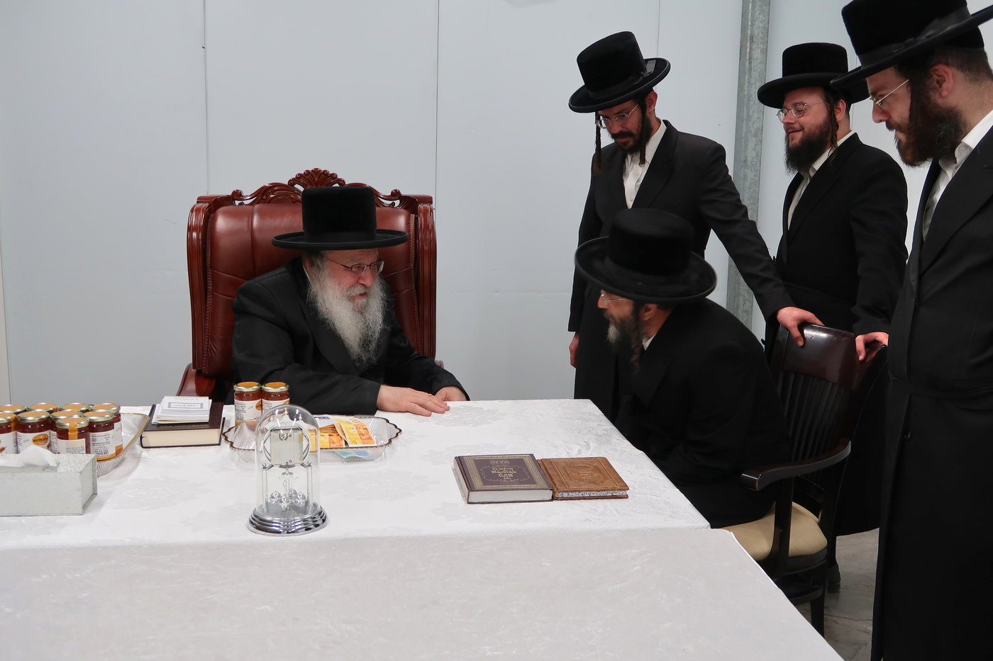האדמו"ר מנדבורנה בביקור בבית שמש
