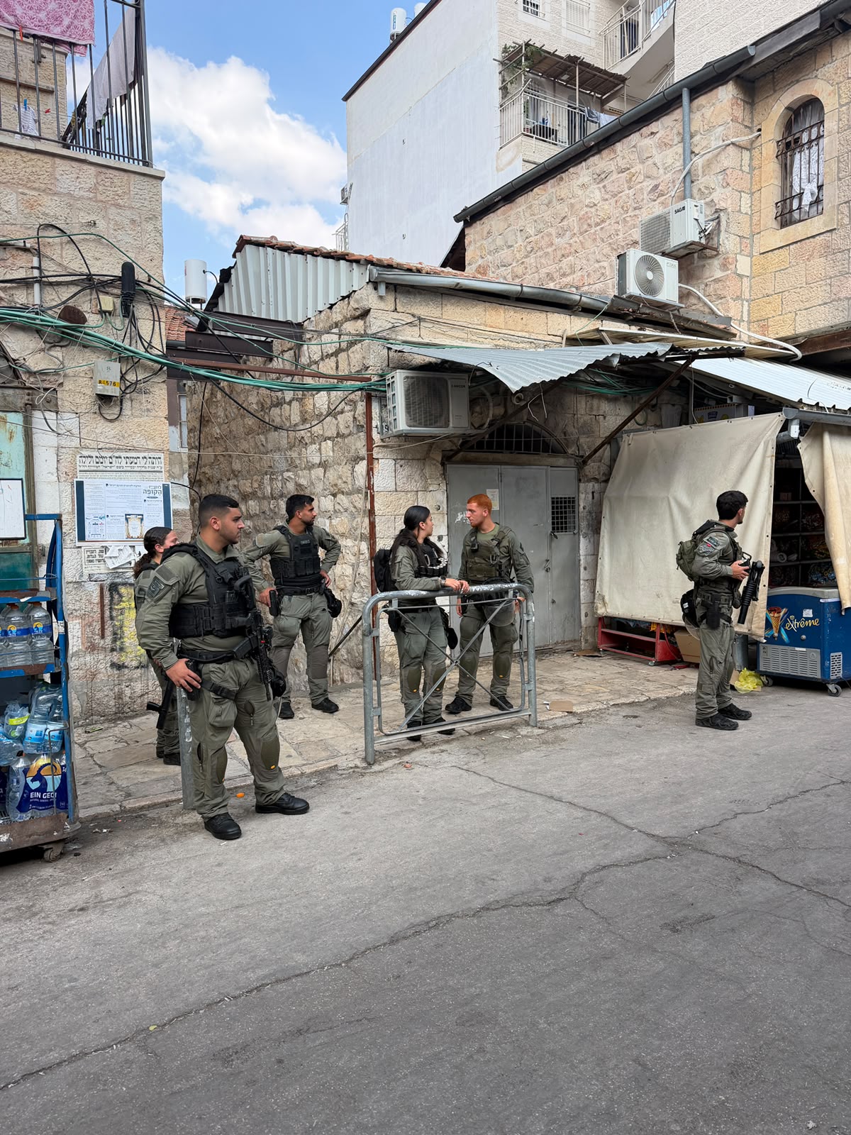 כוחות המשטרה בשוק מאה שערים
