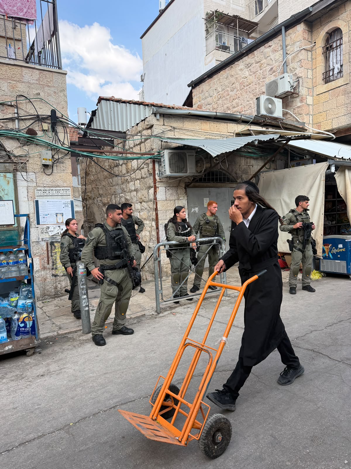 כוחות המשטרה בשוק מאה שערים