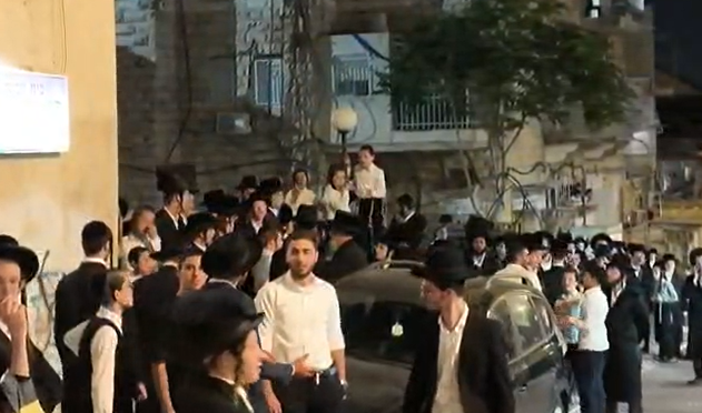 "צא טמא": עשרות קנאים תקפו את האדמו״ר מקרלין - העימותים גלשו לאלימות | צפו