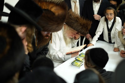 האדמו"ר ממבקשי אמונה בחיפה