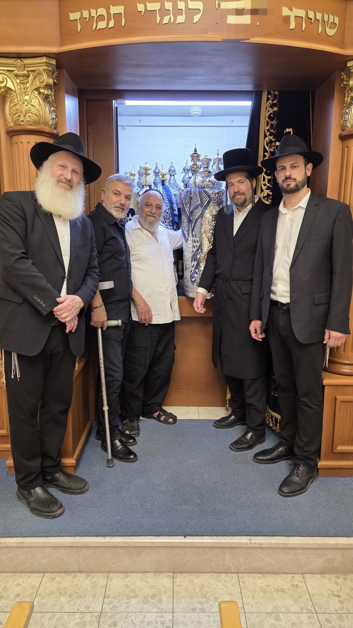 ונתן לנו את תורתו. בני משפחת בן חמו, הזוכים המאושרים, נושאים את ספר התורה