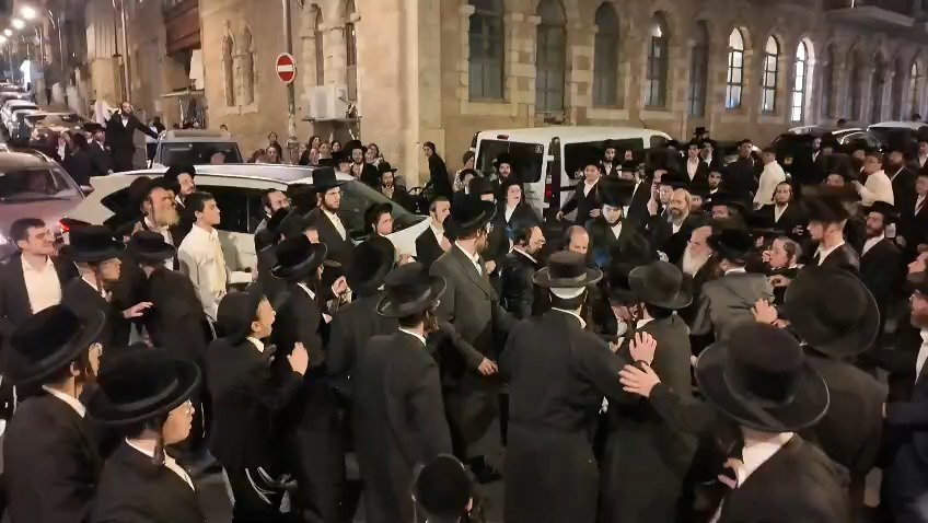 "צא טמא": עשרות קנאים תקפו את האדמו״ר מקרלין, פצועים בזירה | צפו