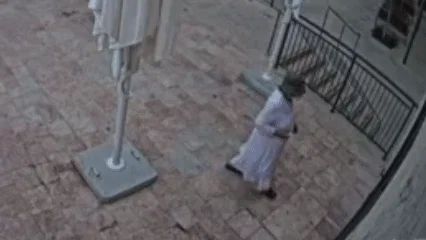 חשודה בת 75 נעצרה בגין גרימת נזק לבית הקפה הירושלמי שפותח בשבת
