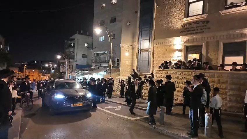 "צא טמא": עשרות קנאים תקפו את האדמו״ר מקרלין, פצועים בזירה | צפו