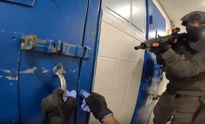 תיעוד ממבצע משולב של שב"ס: פשיטות בכלא נגד ארגוני פשיעה | צפו