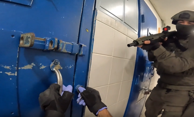 תיעוד ממבצע משולב של שב"ס: פשיטות בכלא נגד ארגוני פשיעה | צפו