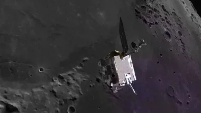 הדמיה של החללית LRO של נאס"א מקיפה את הירח 