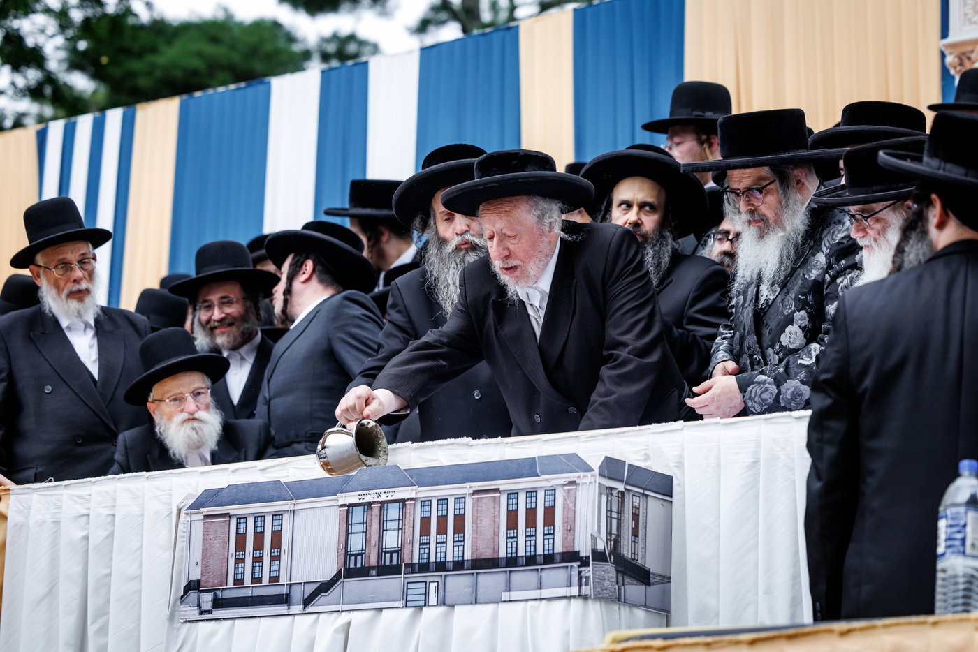 האדמו"ר מסאטמר בביקור במחנות הקיץ