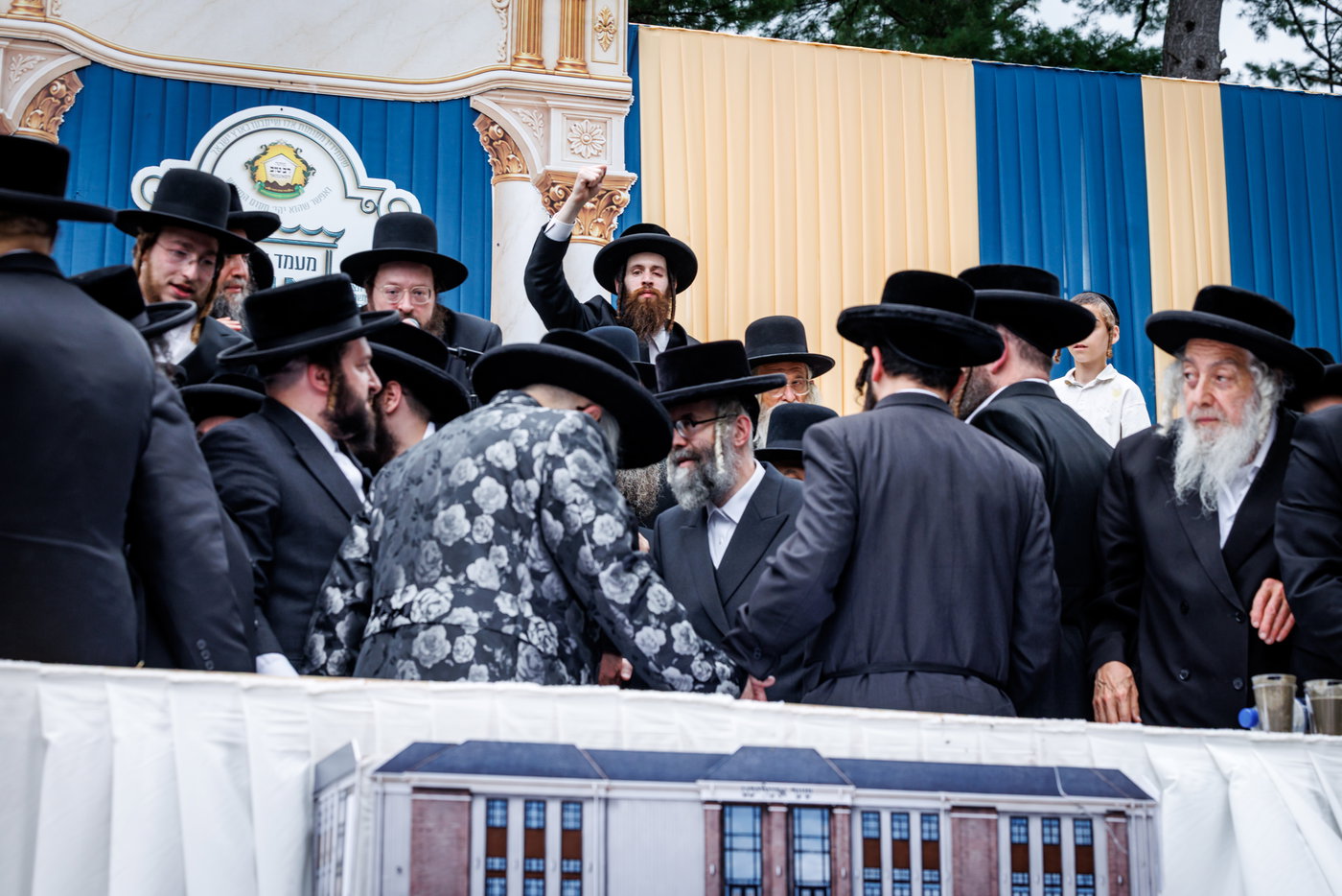 האדמו"ר מסאטמר בביקור במחנות הקיץ