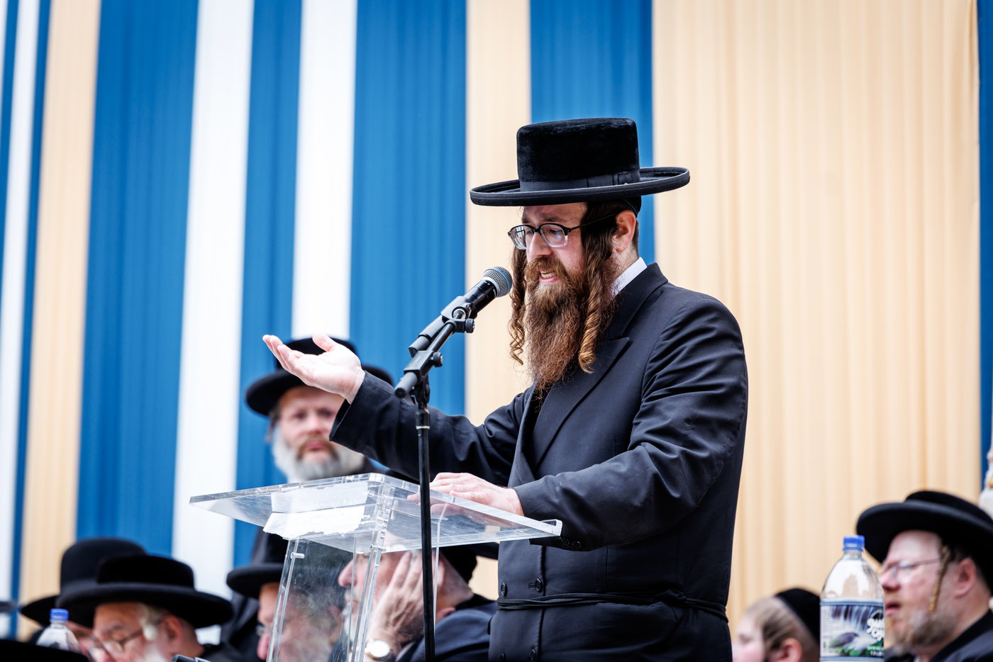 האדמו"ר מסאטמר בביקור במחנות הקיץ