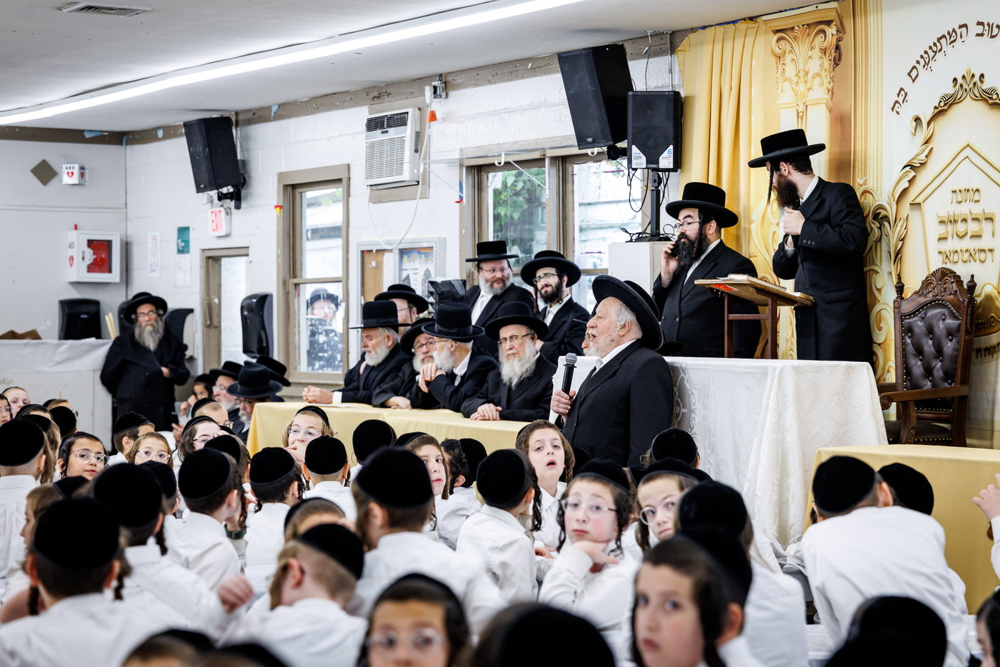 האדמו"ר מסאטמר בביקור במחנות הקיץ