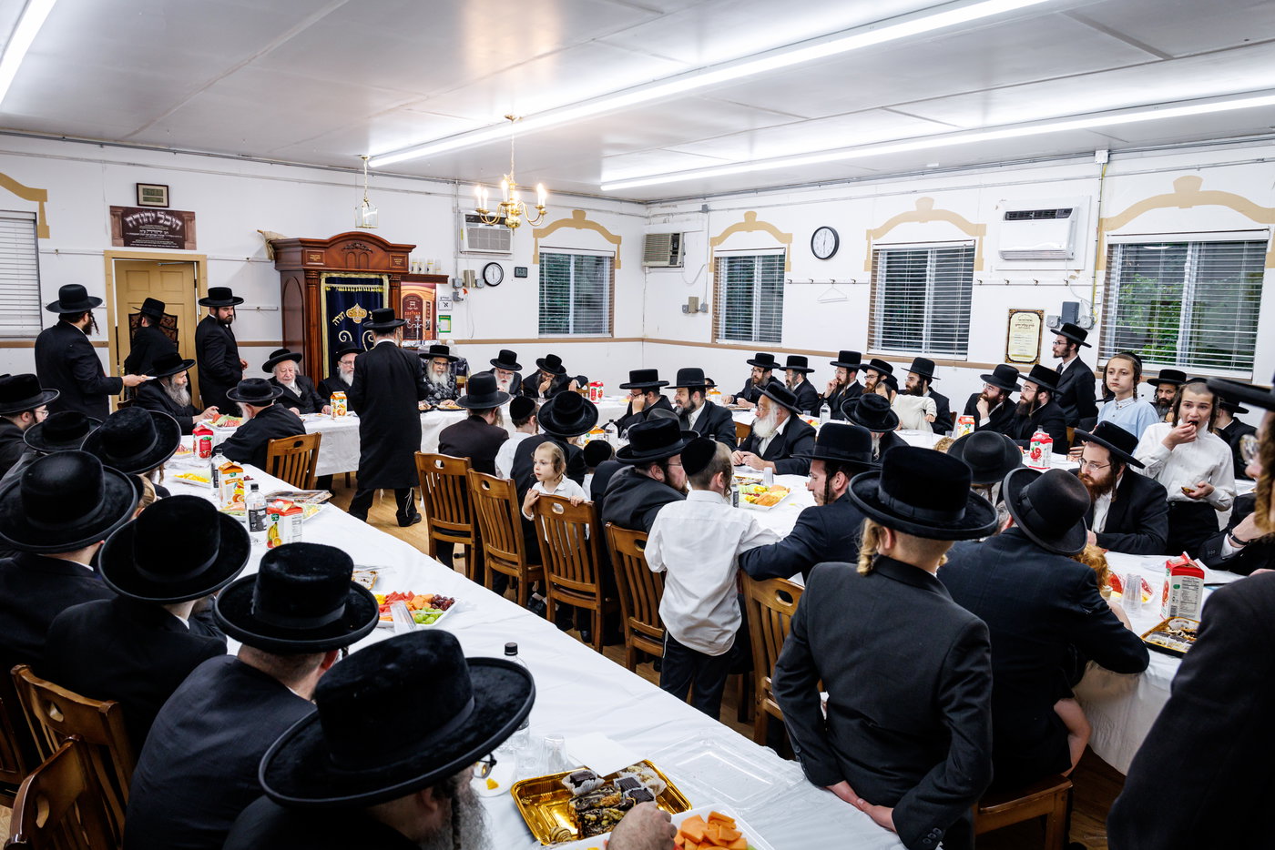 האדמו"ר מסאטמר בביקור במחנות הקיץ
