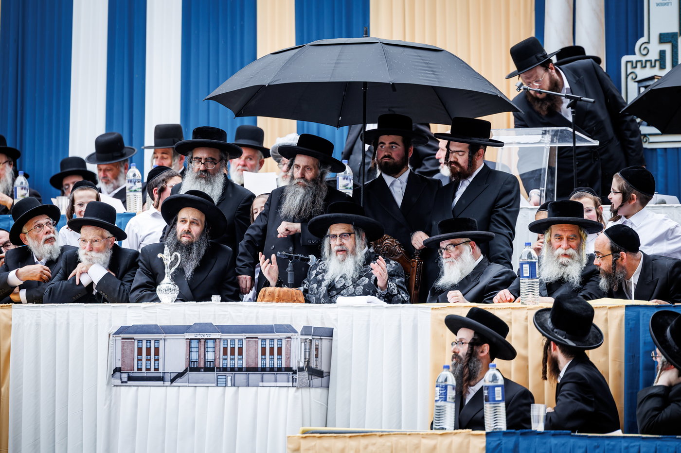 האדמו"ר מסאטמר בביקור במחנות הקיץ