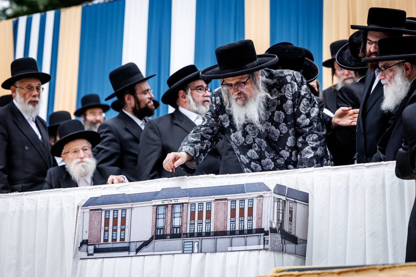 האדמו"ר מסאטמר בביקור במחנות הקיץ