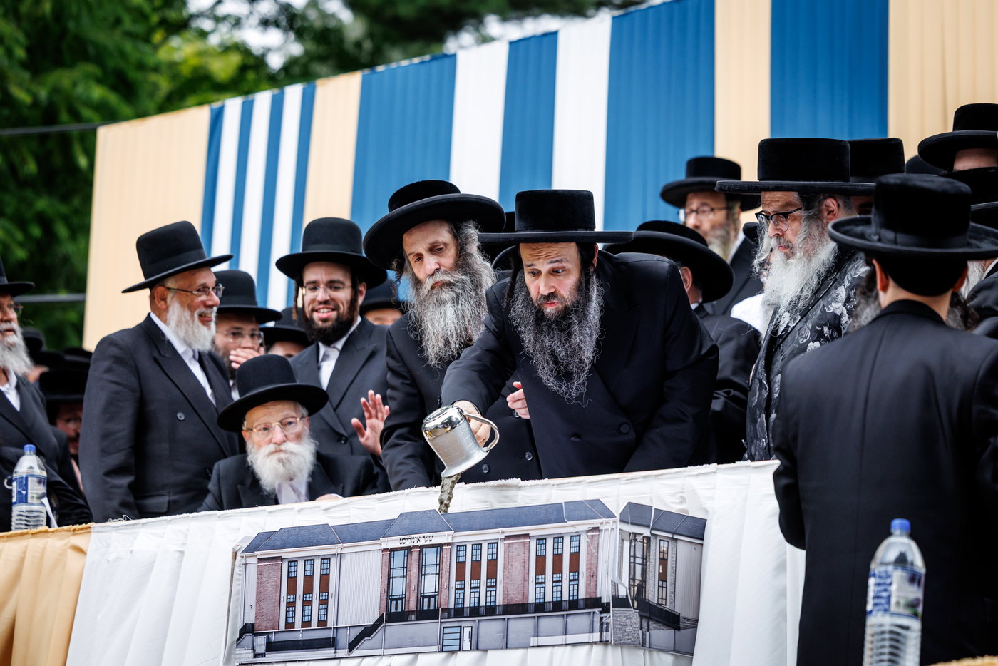 האדמו"ר מסאטמר בביקור במחנות הקיץ