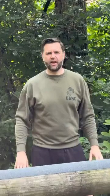 צעיר לנצח: ג'יי די ואנס הפגין יכולות במסלול מכשולים של הנחתים | צפו