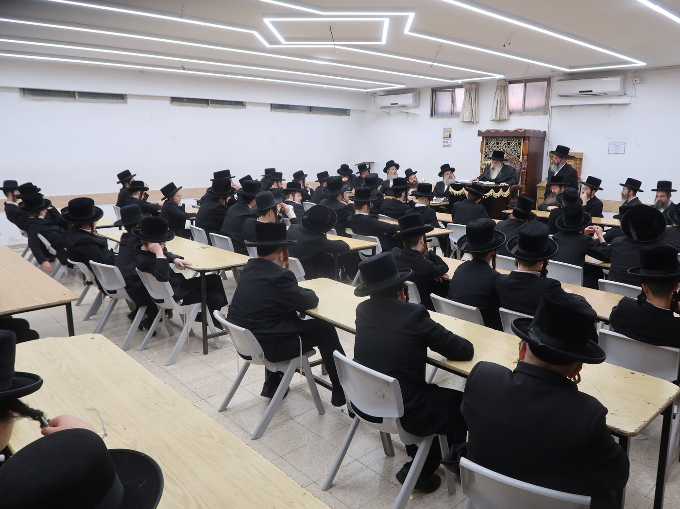פתיחת הזמן בישיבת טשארנאביל