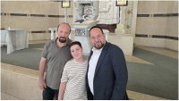 כותב השורות עם רוני וחתן בר המצווה מתן בבית הכנסת